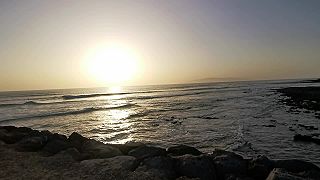Západ slnka na pláži Playa del Camisón (Tenerife)