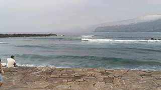 Pláž Playa Martiánez v Puerto de la Cruz priťahuje aj surferov