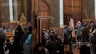 Ukrajinských komisárov z katedrály svätého Michala v Čerkassy vyhnali farníci
