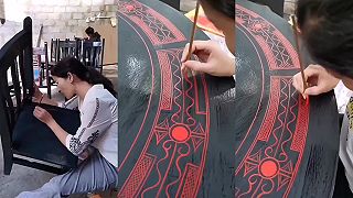 Žena maľuje ornamenty na stoly voľnou rukou, jej talent sa nedá zaprieť