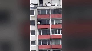 V Česku muž vyhodil ledničku z balkonu v 11. patře.