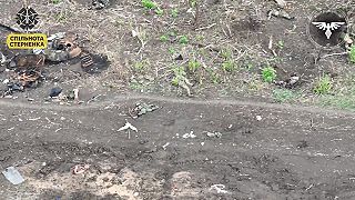 Okupanti rabujú svojich padlých kamarátov