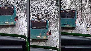 Muž v Čechách tlačil po zasneženej ceste kočík s dvoma deťmi, blokoval autobusy