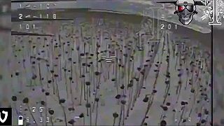 FPV dron proti dvom vojakom