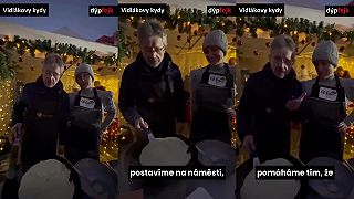 Medzitým na Pražských vianočných trhoch panuje skvelá ludomilná atmosféra