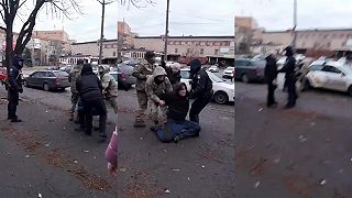 Príslušníci Ukrajinskej odvodovej komisie sa pokúšajú spacifikovať muža