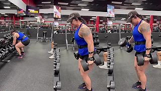 Žena cvičí bicepsi