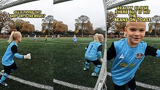 Malý britský dlhovlasý blonďatý futbalista brankár