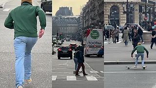 Chlapík ukazuje svoje perfektné schopnosti na longboarde