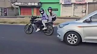 Útočiť z motorky na osobné vozidlo nie je zrovna dobrý nápad (Mexiko)