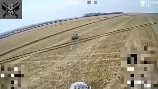 Vojak Ukrajinskej armády vyskočil z auta počas jazdy aby sa vyhol dronu