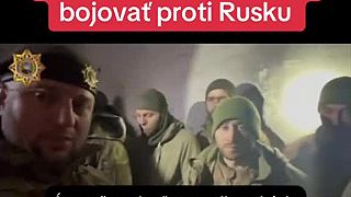 Apti Aronovič Alaudinov (čečenský dôstojník) s ukrajinskými vojakmi.