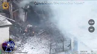 Ruský operátor dronu zasiahol ukrývajúcich sa Ukrajinských vojakov v dome