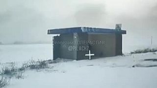 Ukrajinských vojakov skrývajúcich sa v autobusovej zastávke objavil ruský dron