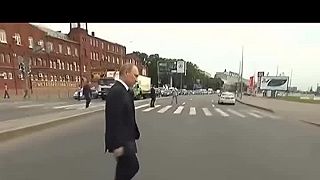 Zrelaxovaný Putin na prechádzke po Moskve