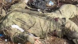 Okupanti ukrývajúci sa pred dronom