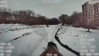 Civilisti v Pokrovsku zdravia ruský dron s rpg hlavicou