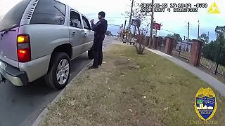 Policajtka svojou neopatrnosťou postrelila civilistu a vážne ho zranila(Florida)