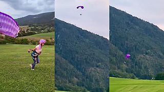 Pozri, maminka ide opäť skúsiť paragliding!