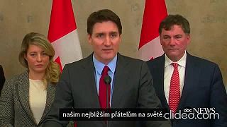 Dosluhujúci premiér Kanady Trudeau oznamuje zavedenie 25% cla na produkty z USA