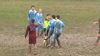 Futbalista nerozdýchal červenú kartu, nakopol rozhodcu