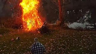 Fúzy si už holiť asi nebude (zapaľovanie ohňa pomocou benzínu)