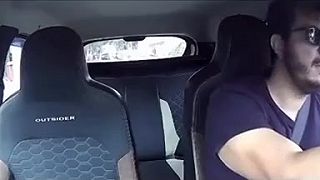 Si v pohode šoféruješ a odrazu máš rozbité čelné sklo