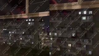 Horiaci človek kričí o pomoc
