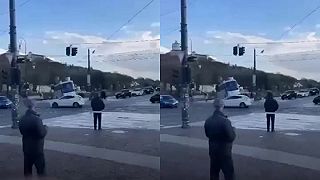 V Turíně spadl autobus do řeky Pád, řidič zahynul.