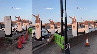 Aktivisti v Londýne umiestnili „hajlujúceho” Elona Muska na nabíjačky Tesla​
