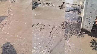 Po silnom zemetrasení v Mjanmarsku začala zo zeme vyvierať voda