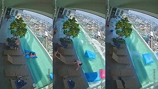 Si leňošíš v bazéne výškovej budovy v Bangkoku, keď odrazu zemetrasenie