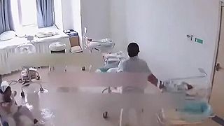 Čínske sestričky na novorodeneckom oddelení počas zemetrasenia zažili hrôzu