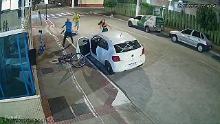 Okoloidúci pomohli mužovi spacifikovať zlodeja, ktorý ich chcel olúpiť!