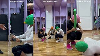 Chlapi poďme hrať Bottle Flip s plácačkami na muchy