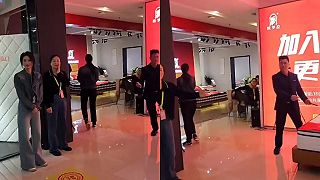 Nové čínske postele majú aj režim „súložiť“, obchodník to rovno predviedol