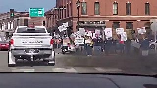 Demonštrujúci proti Trumpovej administratíve dostali trocha čerstvého vzduchu