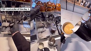 Barista pripravuje posledné kapučíno pred záverečnou