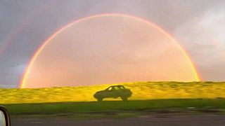 Druhýkrát už nič podobného nenatočíš (západ slnka, dúha, tieň auta)