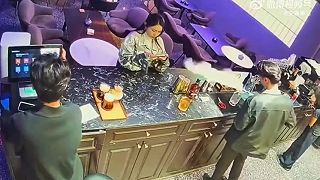 Trošku ju ošmahol, keď stála za barom