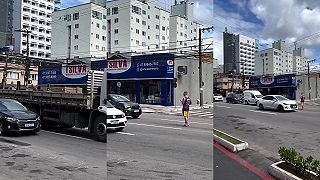 Podivín v Brazílii blokoval rušnú cestu, „otcovská“ prišla celkom rýchlo!