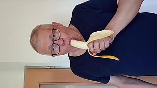 Modry Zajačik Július Kovács papa v prezidentskom palaci banány