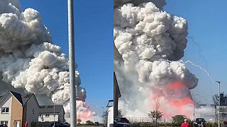 video Hustý toxický dym a výbuchy, v škótskom Kilwinningu opäť horeli batérie!