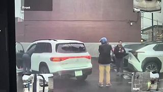 Idiot blokoval parkovacie miesto, dokonca rozbil zadné sklo, žena sa ale nedala!