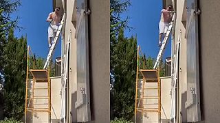 Mozgonaut si postavil rebrík na plošinu s kolieskami, ktoré zabudol zabrzdiť