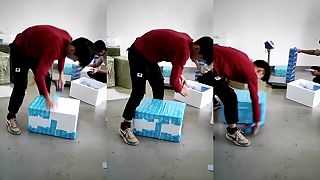 Čínsky „lepič” balíkov v akcii