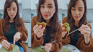 video Čo to s tým kivi tá dievčina len robí?