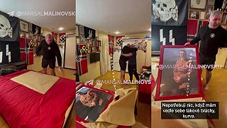 Ukrajinský nácek rozbaľuje darček