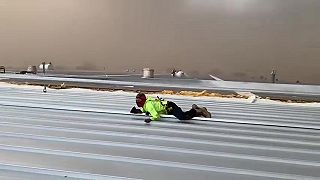 Silný vietor dostal klampiarov na streche v Texase do nebezpečnej situácie