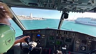 Ako to vyzerá v kokpite, keď pilot s hasičským lietadlom naberá vodu?